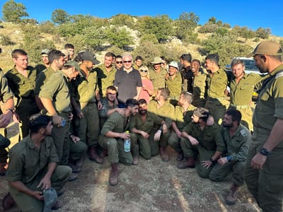 נתניהו ישב עם חיילים לקפה: "הייתי פה הרבה"