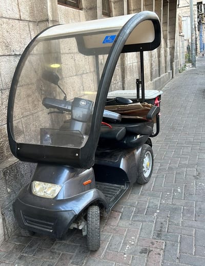 מהיר ועצבני: רדף אחר קרוב משפחתו על גבי קלנועית