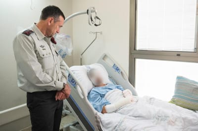 הרמטכ"ל ביקר את לוחם אגוז שנפצע ממטען נפץ