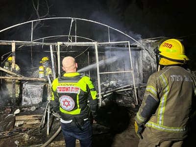 טרגדיה בהרצליה: גבר כבן 40 נהרג בשריפת קראוון