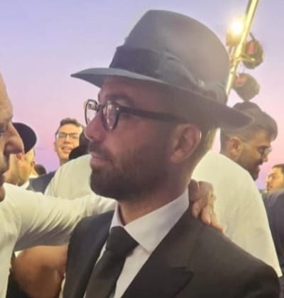 מזהים? כך עומר אדם הגיע לחתונה הסודית. צפו