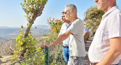 אברי גלעד ביקר בישוב עלי: "זזתי להיות ימני"