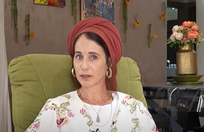 החתונה המפתיעה של המוזיקאית הסרוגה. צפו