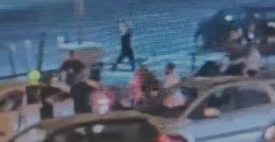 אישום: היכה רוכב קטנוע באמצעות קסדה וחנק אותו