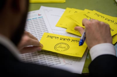 הממשלה שוקלת לבטל את הבחירות ב-12 ערים