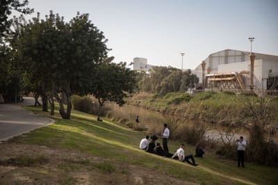 אישה נמצאה מחוסרת הכרה בגינה ציבורית, מצבה אנוש