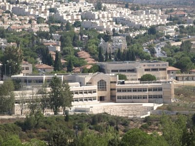 ליל שבת: היכה מתפלל בגלל עבדותו כסוהר