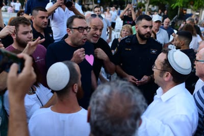 אנשי המחאה מסמנים את היעד הבא: דוכני חב"ד