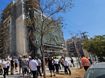 פיגומים קרסו באתר בנייה באשדוד, פועל נלכד ונהרג