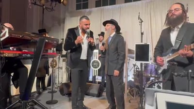 והיא שעמדה: איתי לוי ואברהם פריד בדואט מרגש | צפו