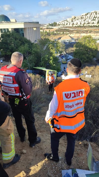 אוטובוס עם נוסעים הידרדר לוואדי בהר חוצבים בירושלים