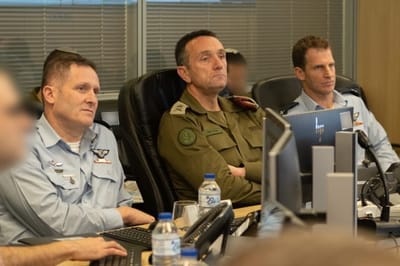 הרמטכ"ל בחדר הפיקוד של חיל האוויר