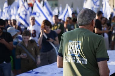 "אחים לנשק" נגד האחים לנשק