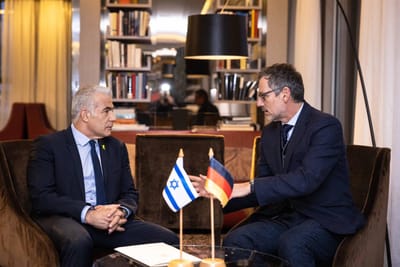 לפיד בגרמניה: "לחץ כלכלי על חמאס יביא לשחרור חטופים"