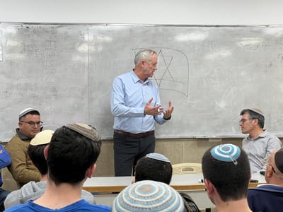 גנץ הגיע לישיבת ירוחם: 'מאמינים בצורך באחדות'