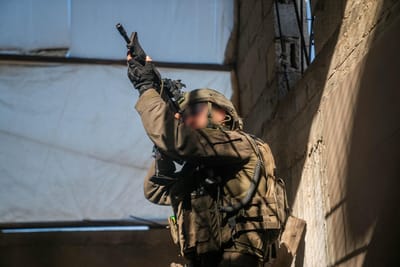 "יש לנו חמוש": המחבלים יצאו מבנין וחוסלו מהאוויר