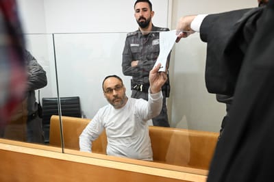 אישום: רצח את אשתו לעיני ילדם בדקירות סכין