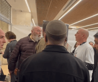 הח"כ הסרוג גורש מעצרת החטופים: "הוא רוצח"