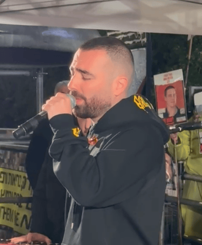 צפו: עומר אדם במחווה לחברו עידן עמדי בעצרת החטופים