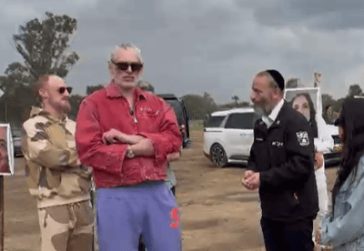 הזמר היהודי נחת בישראל וסייר בעוטף עזה