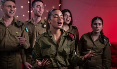 נועה קירל מחדשת את המנון עוצבת הקומנדו