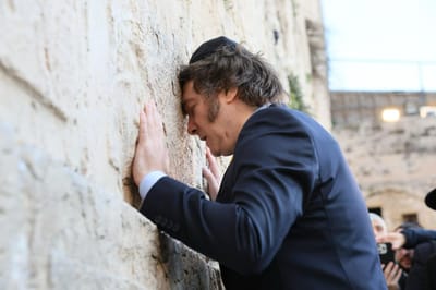 הניח פתק: נשיא ארגנטינה נשא תפילה בכותל
