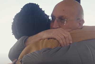 האב החילוני ובתו הסרוגה בעימות מלא אהבה. צפו