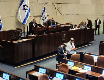 צפו: הח"כים מפנים את גבם בזמן שכסיף נואם