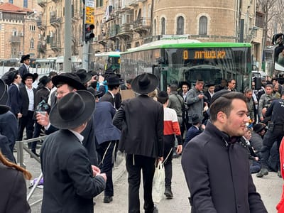 בג"צ הגיוס: עשרות חרדים חסמו את הרכבת הקלה בירושלים