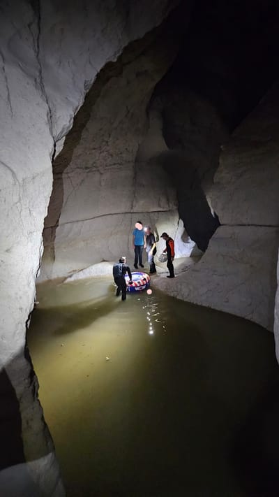 זוג מטיילים רטובים נתקע בנחל דרגה, וחולץ בשלום