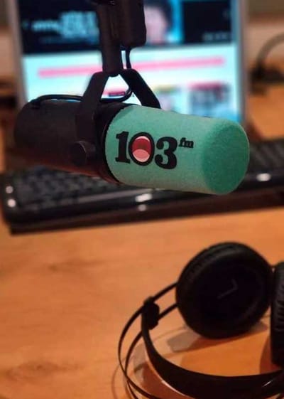 המגיש שר בשידור: "עוד ביבי חי". צפו