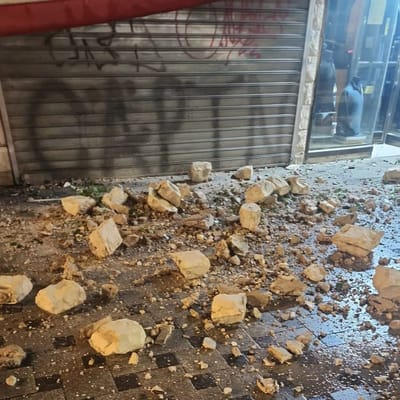 חיפה: מרפסת קרסה לרחוב; בנס אין נפגעים