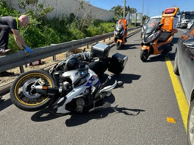 רוכב אופנוע נפגע מרכב בשרון, מצבו קשה