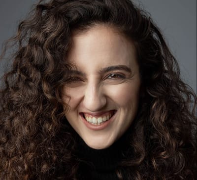 הסטנדאפיסטית שחורשת את צה"ל: בשמחה ננצח