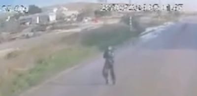 עומד באמצע הכביש לבוש מדים ויורה. תיעוד הפיגוע