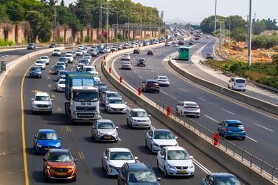 בשעות השיא: כביש 2 נחסם הרמטית לתנועה במחלף חוף השרון