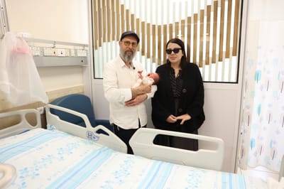 חוזר למקורות: נכדה נולדה לאריק סיני ברמב"ם
