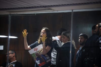 בזמן המליאה: משפחות חטופים התפרעו ביציע. צפו