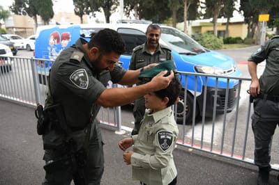 לוחמי מג"ב ביקרו את בנו של החטוף. צפו במפגש המרגש