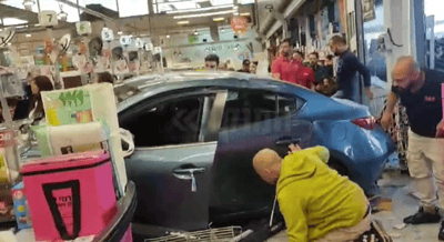 רכב נכנס לתוך סניף רמי לוי והתנגש בקופות. צפו בתיעוד