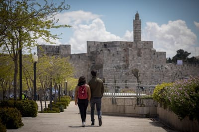 "זאת הפעם": מה קורה כשחילוני ודתייה נפגשים?