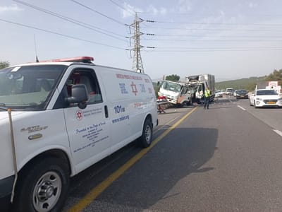 שני נהגי משאיות נפצעו קשה בתאונה בכביש 77