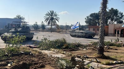 צפו: רגע כיבוש מעבר רפיח ותקיעת דגל ישראל