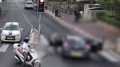 צפו: רוכב אופנוע תקף נהג – "יש לי סכין, אדקור אותך"