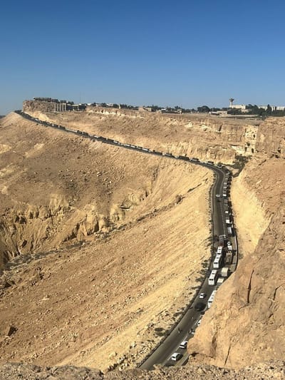 "מעבירים תרופות ודלק לאנסים": חסימת משאיות נרחבת