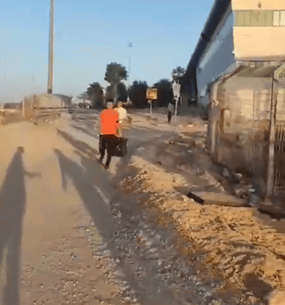 צפו: עשרות נערים התבצרו במעבר ארז וחצו את הגבול