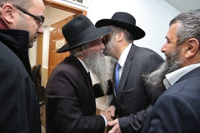 זעזוע: הרב מקובל הותקף באלימות בקבלת קהל