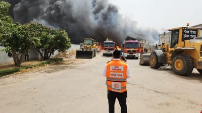 שריפת ענק במושב עזריקם: "נא להסתגר בבתים"