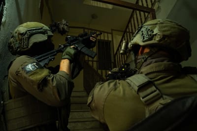 צה"ל עצר מחבלים שזרקו בקבוקי תבערה לעבר רכב