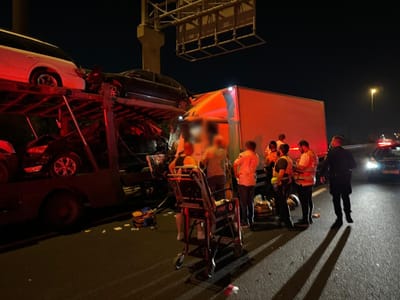 נוסע נלכד במשאית: 3 פצועים בתאונה בכביש 4